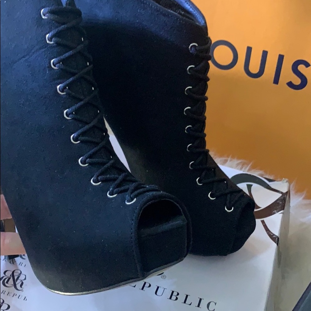 Rock & Republic Women Heels - Size 6